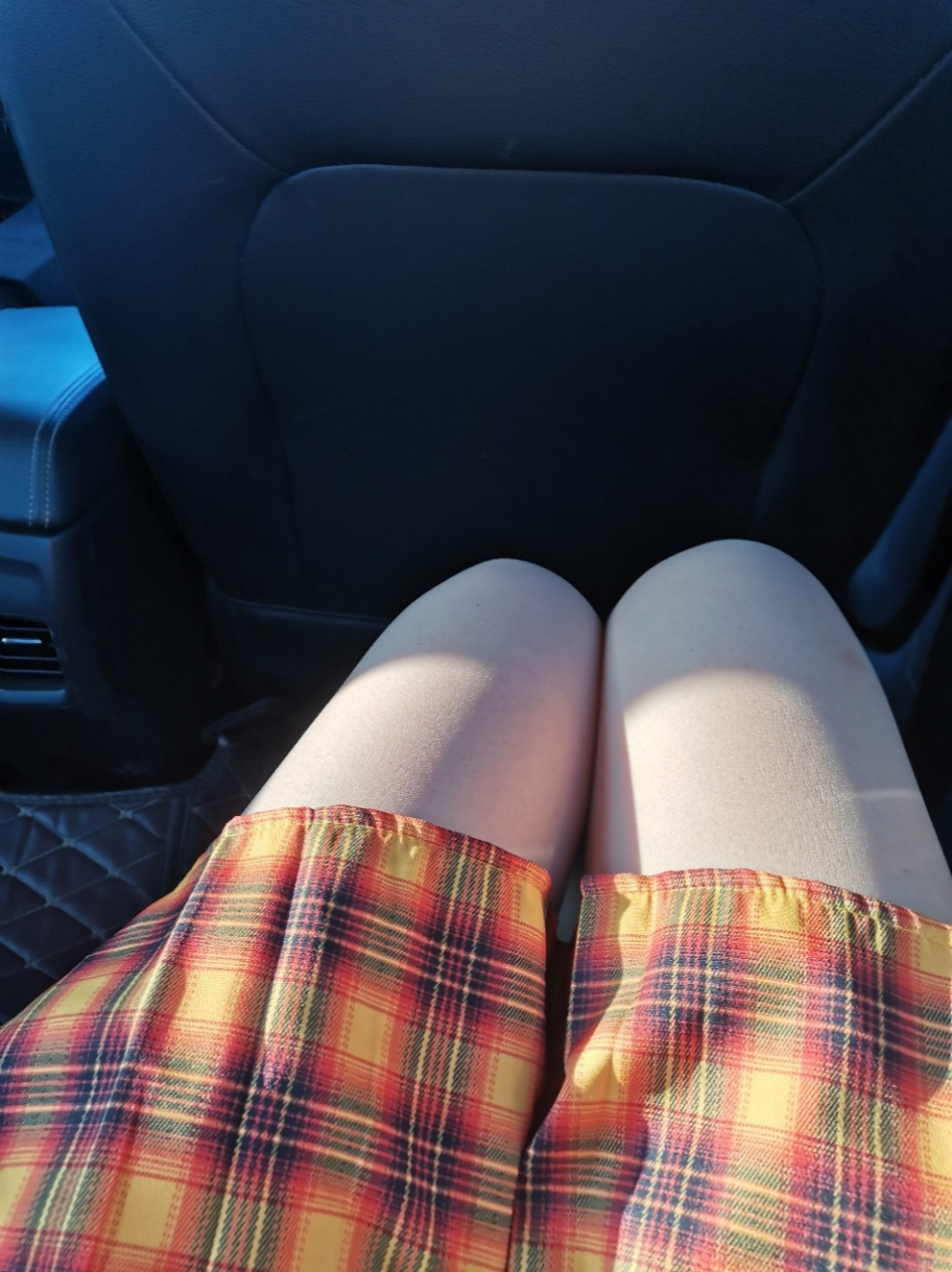 男人都是喜欢丝袜的, 今天穿了丝袜和裙子出门 在车上大哥哥问我 98