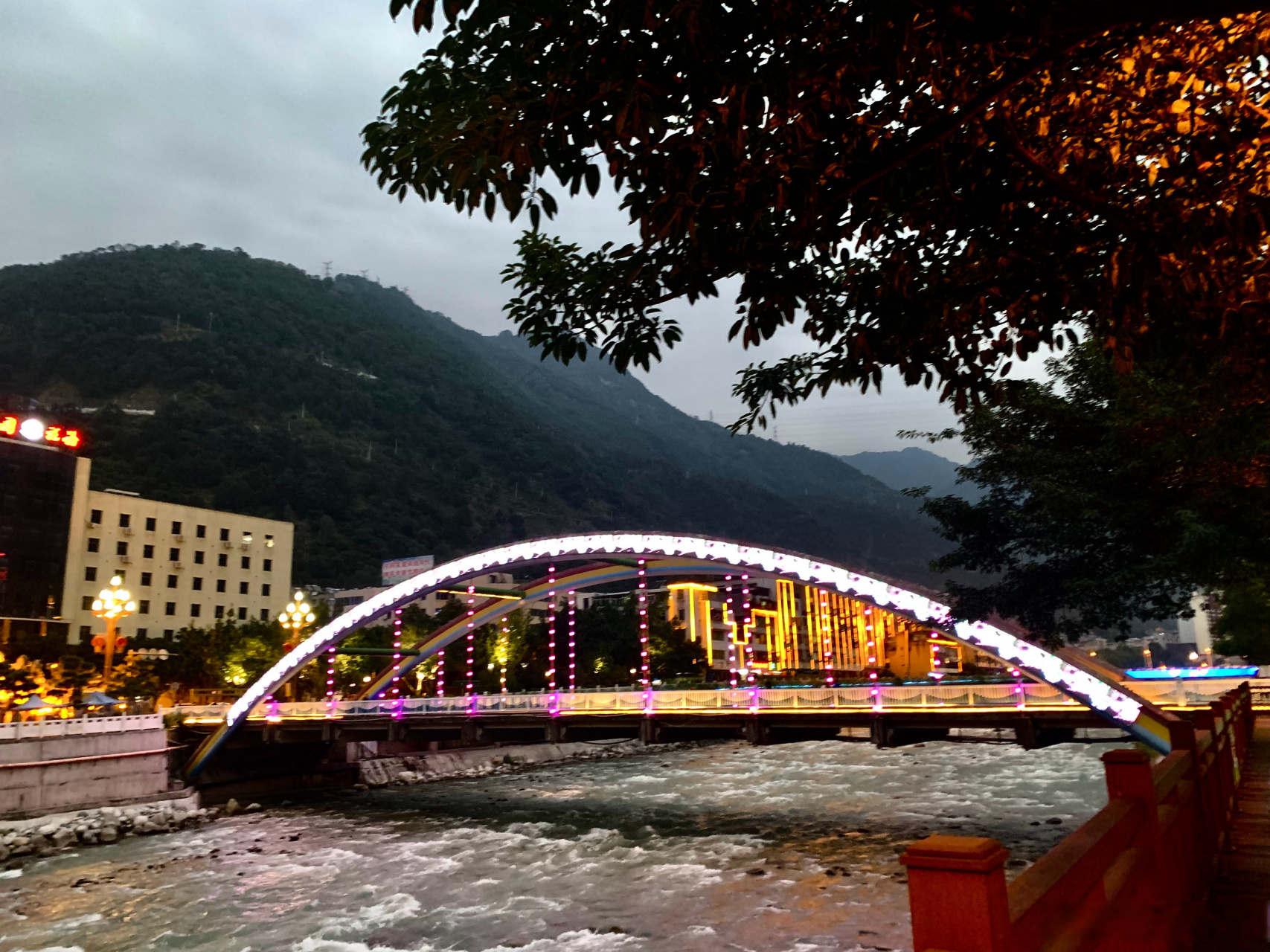 酒店的周边,石棉的夜景,大渡河哗哗的水流声