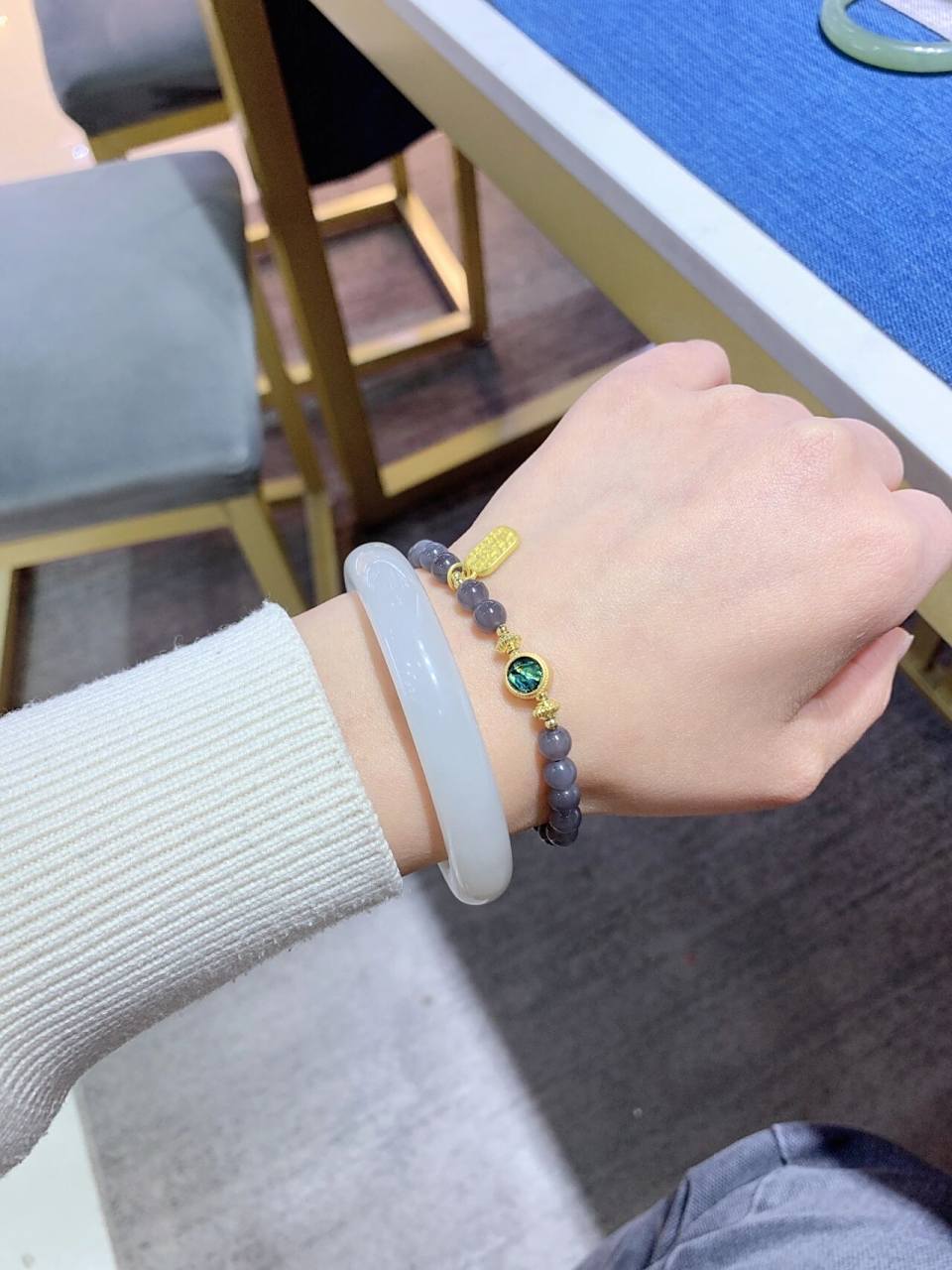 和田白玉手镯叠戴手串,你觉得哪个最搭配?