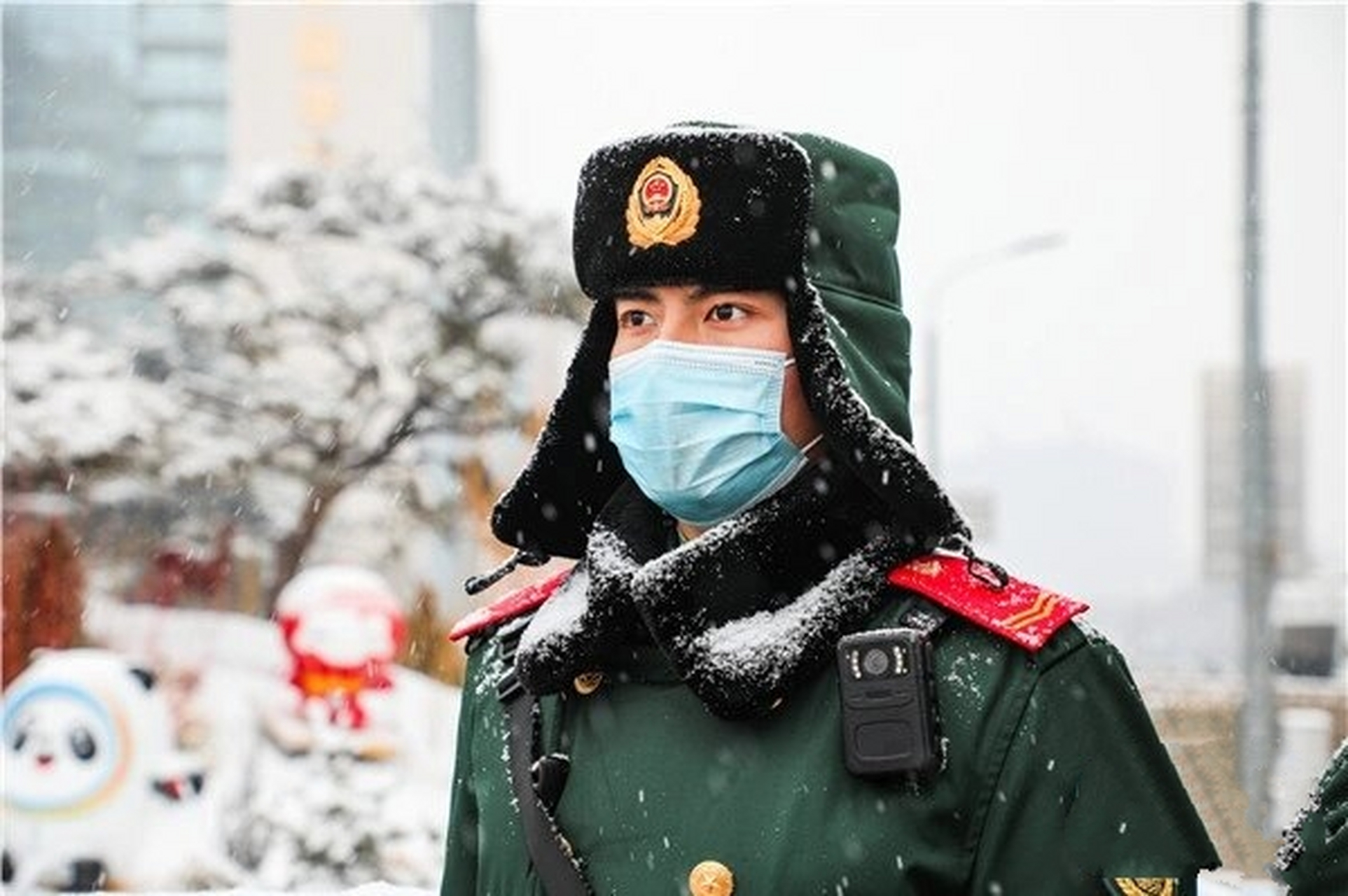 长安街两旁,武警北京总队执勤第三支队的官兵始终坚守岗位,在纷飞的