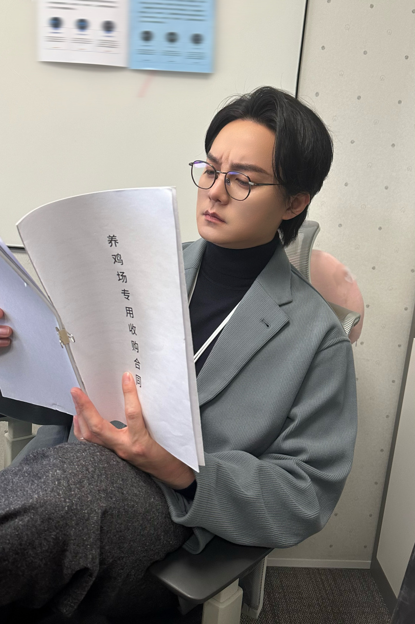 尹正超话 boss尹正 :是时候开展工作室新业务了收购养鸡场,实现吃鸡