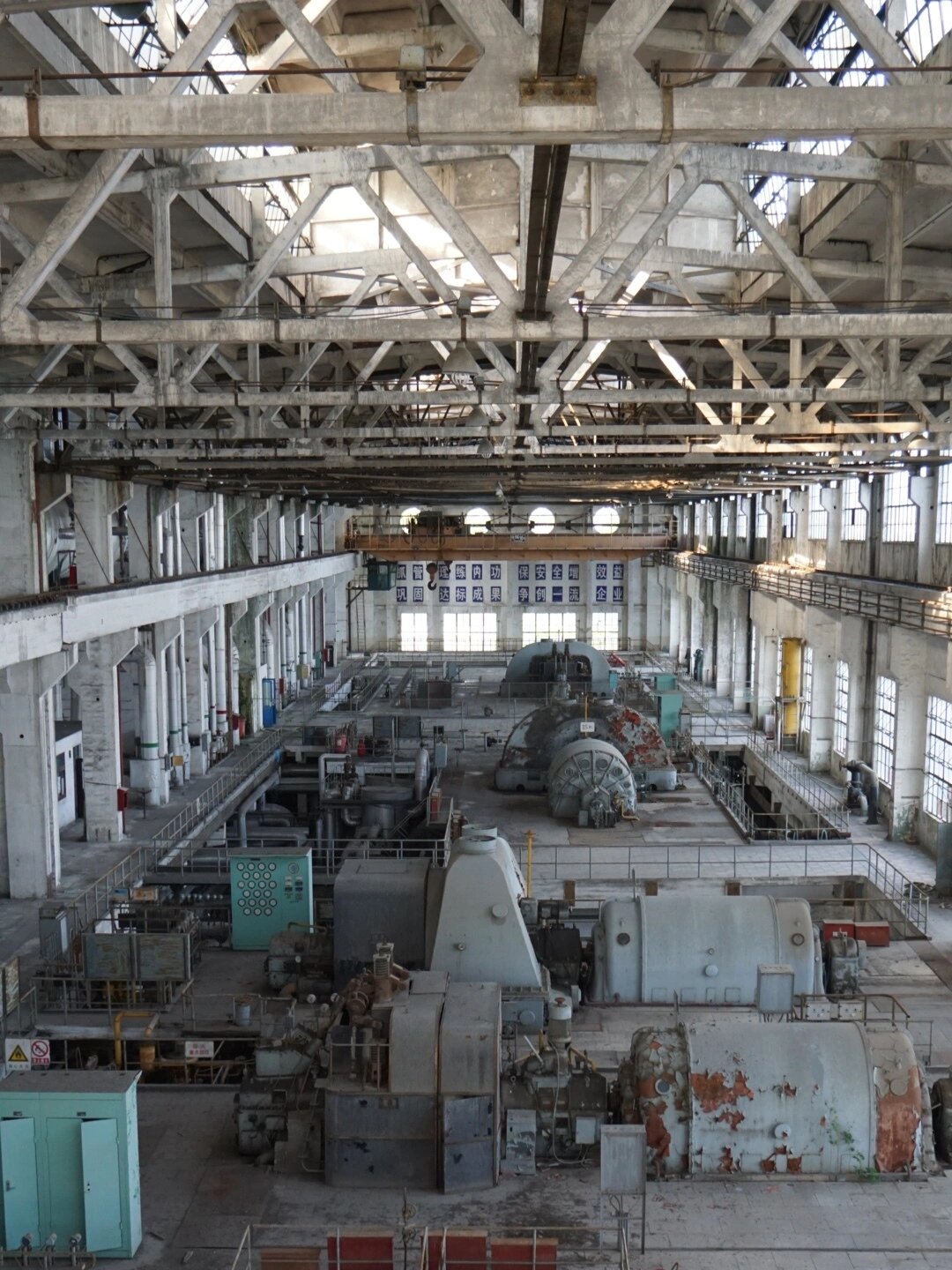 166发电厂始建于1971年,在2012年全部关停,从此高高耸立的烟囱不