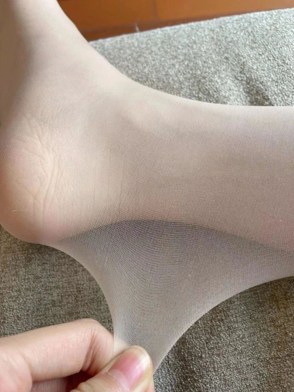 脚踝处特别贴合,不会有褶皱,颜色也很自然,不假白不反光,姐妹可以冲