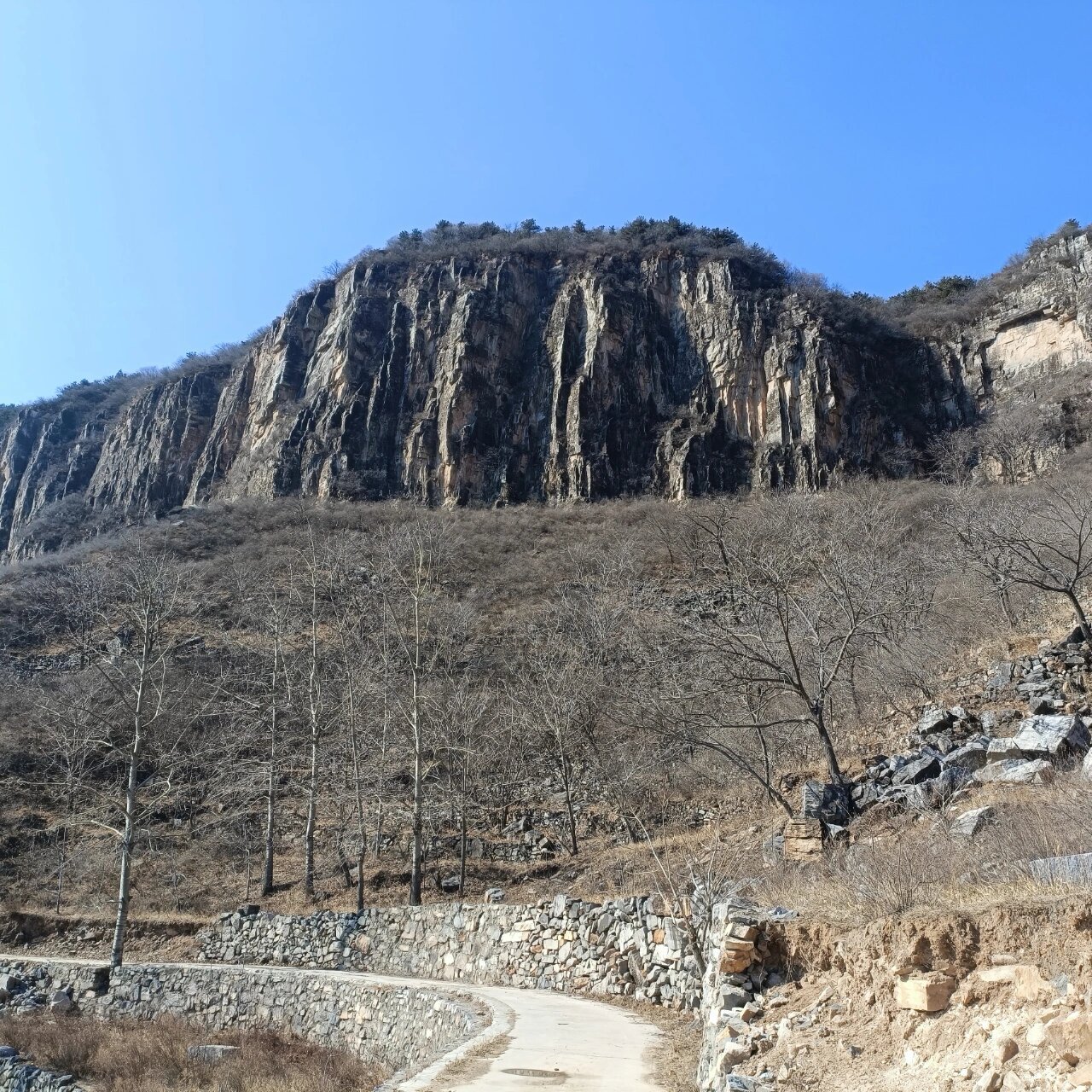 一座神奇的山"三角城" 在黄山霞云岭西边,有一座神奇的山叫三角城
