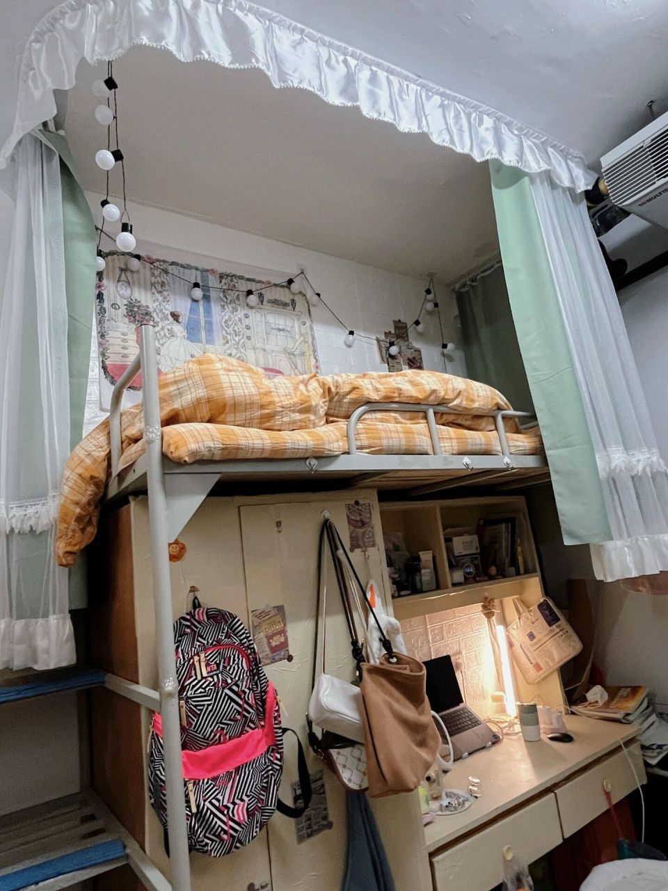 洛阳师范学院   洛阳师范学院学校环境嘎嘎好,宿舍四人间公主梯,上床