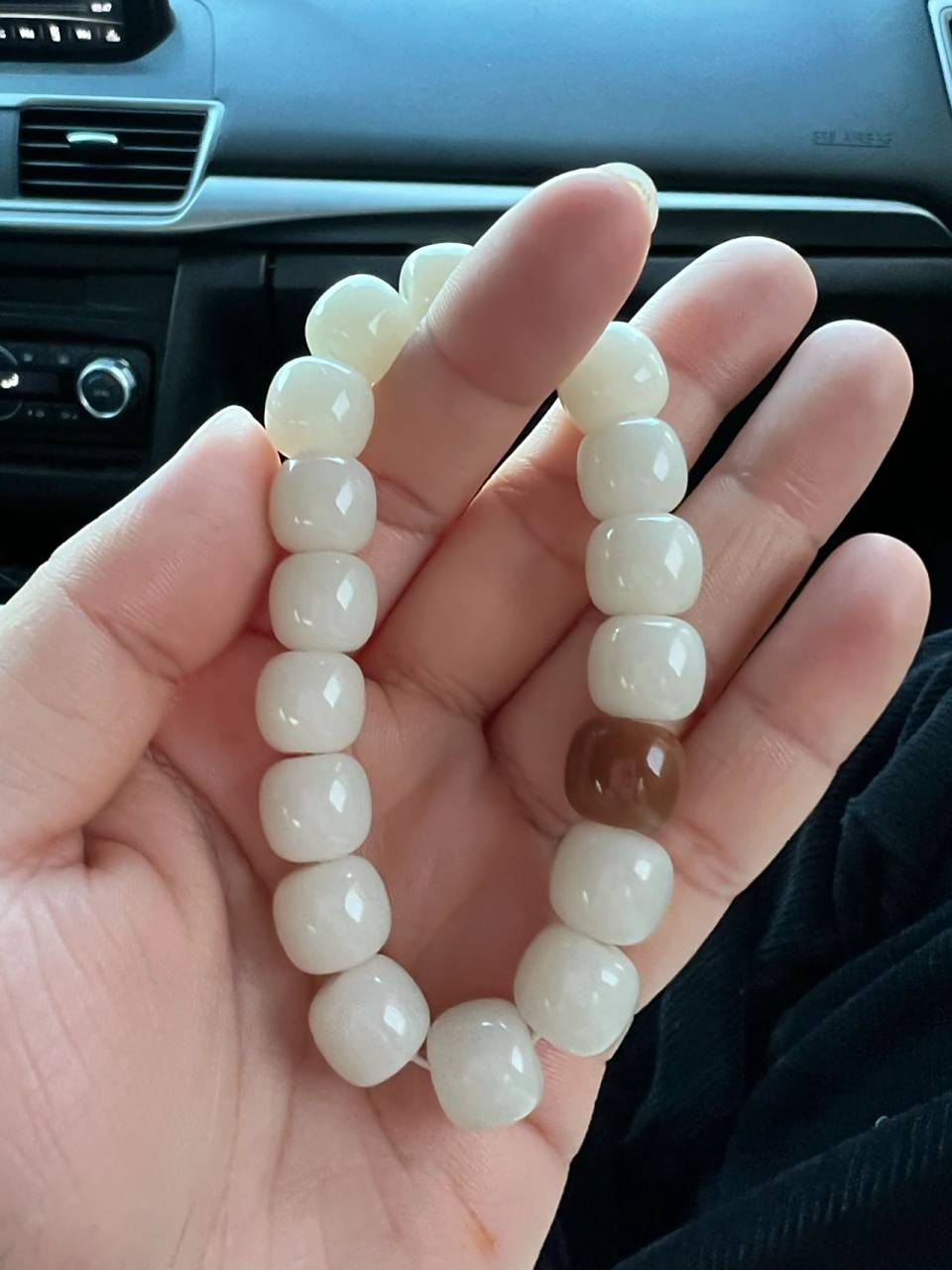 白玉菩提真的润的出水 净手盘了10多天,轻微的变灰,一点点09的黄.