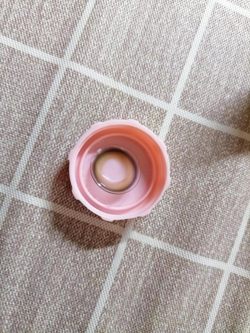 美瞳边缘破了一个小口,还可以带吗 换护理液的时候发现的,眼睛没有