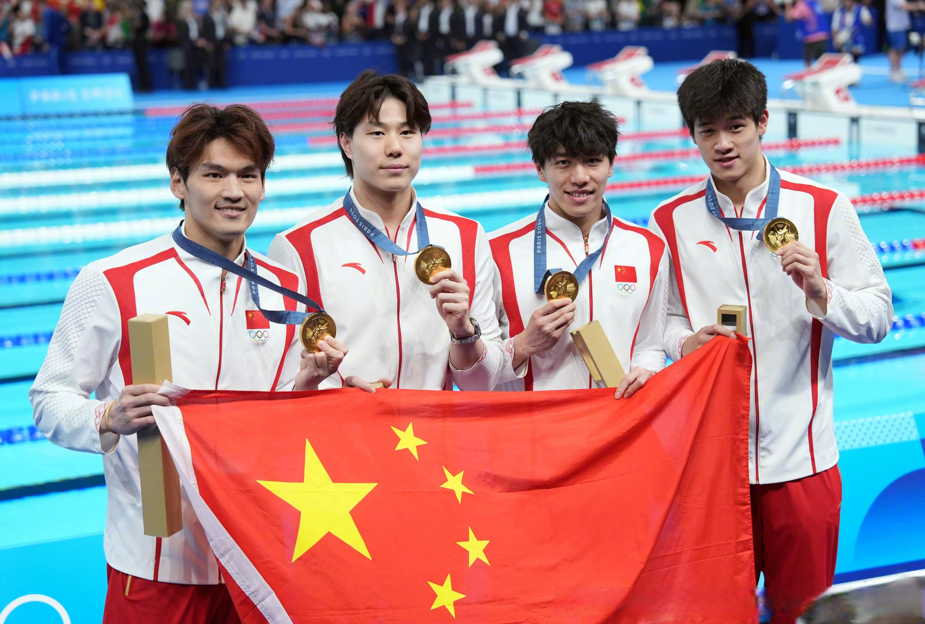 中国队获得男子4×100米混合泳接力金牌】北京时间8月5日凌晨,在巴黎