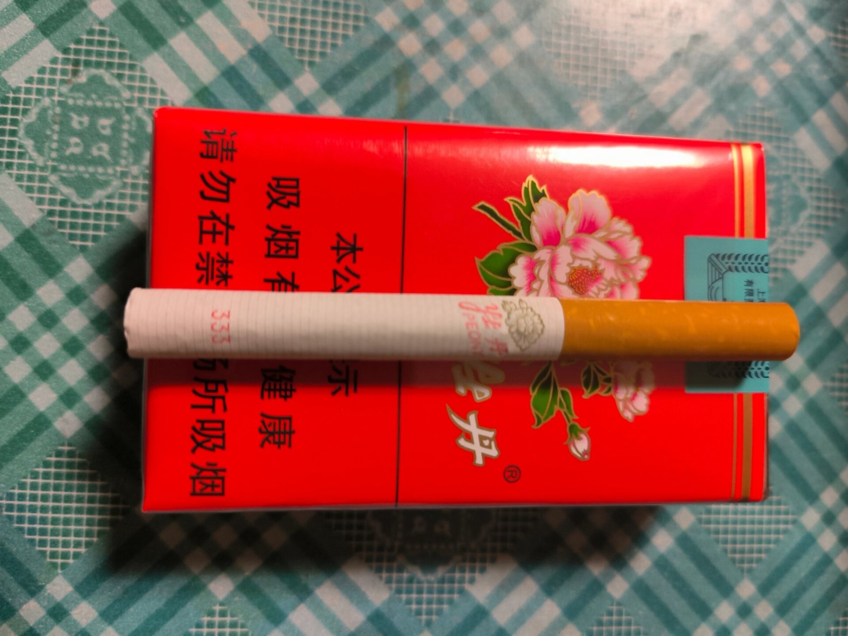 卷纸烟图片