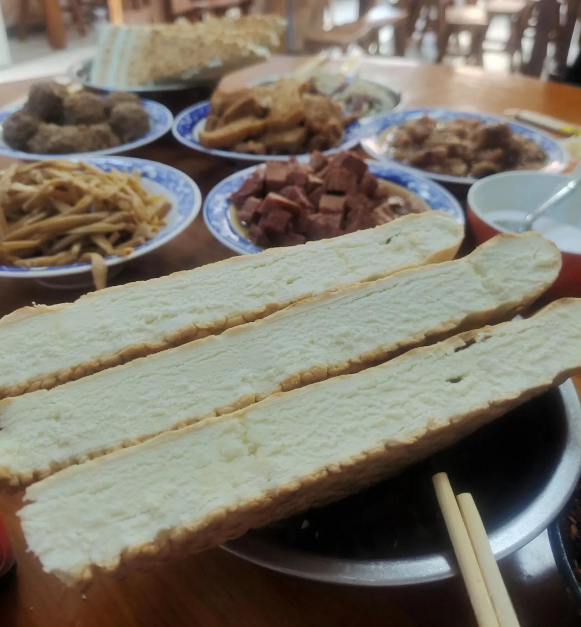 尝尝开封的特色菜,看看开封的新发展.