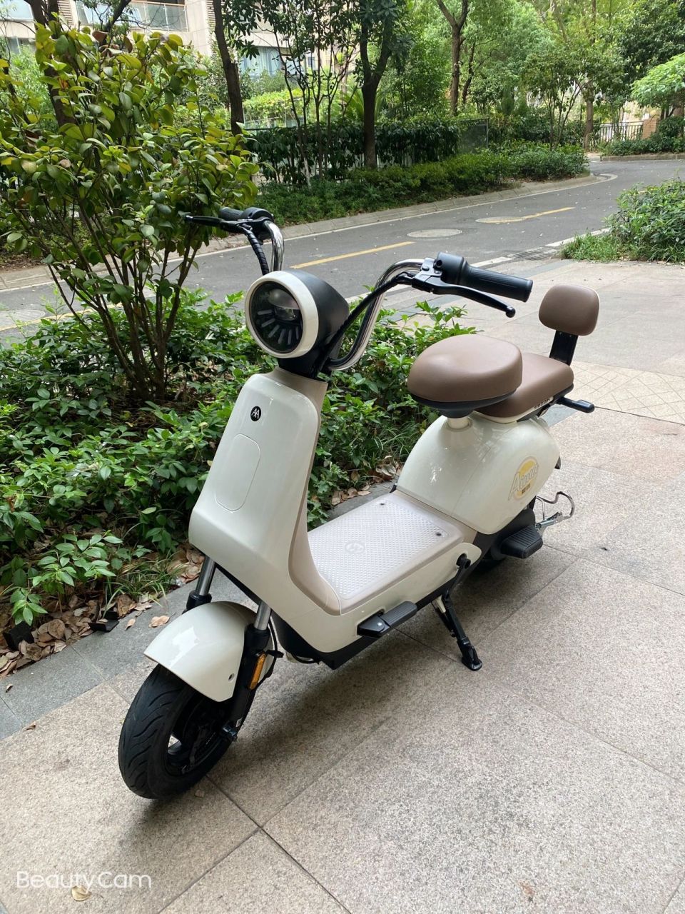 爱玛新款小电动冰淇淋半糖 由于身高只有150,很多电动车都骑不了 爱玛