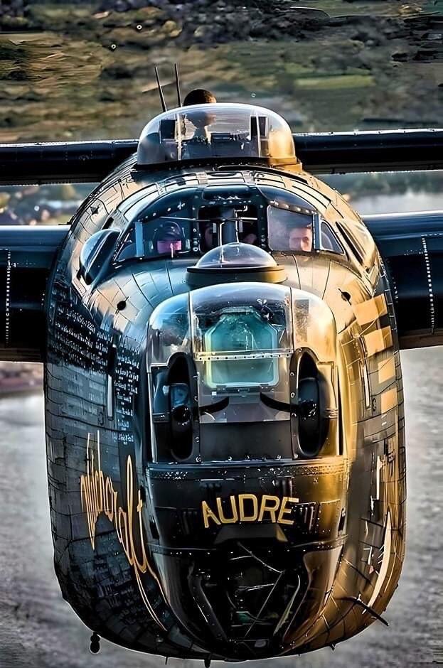 老轰炸机局部特写