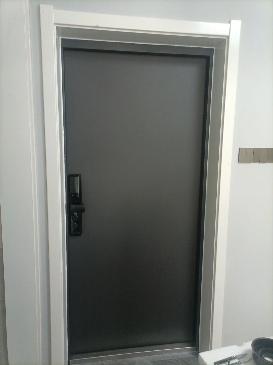 鸿创2.0超甲级安全门 安装完实际效果,简直太完美