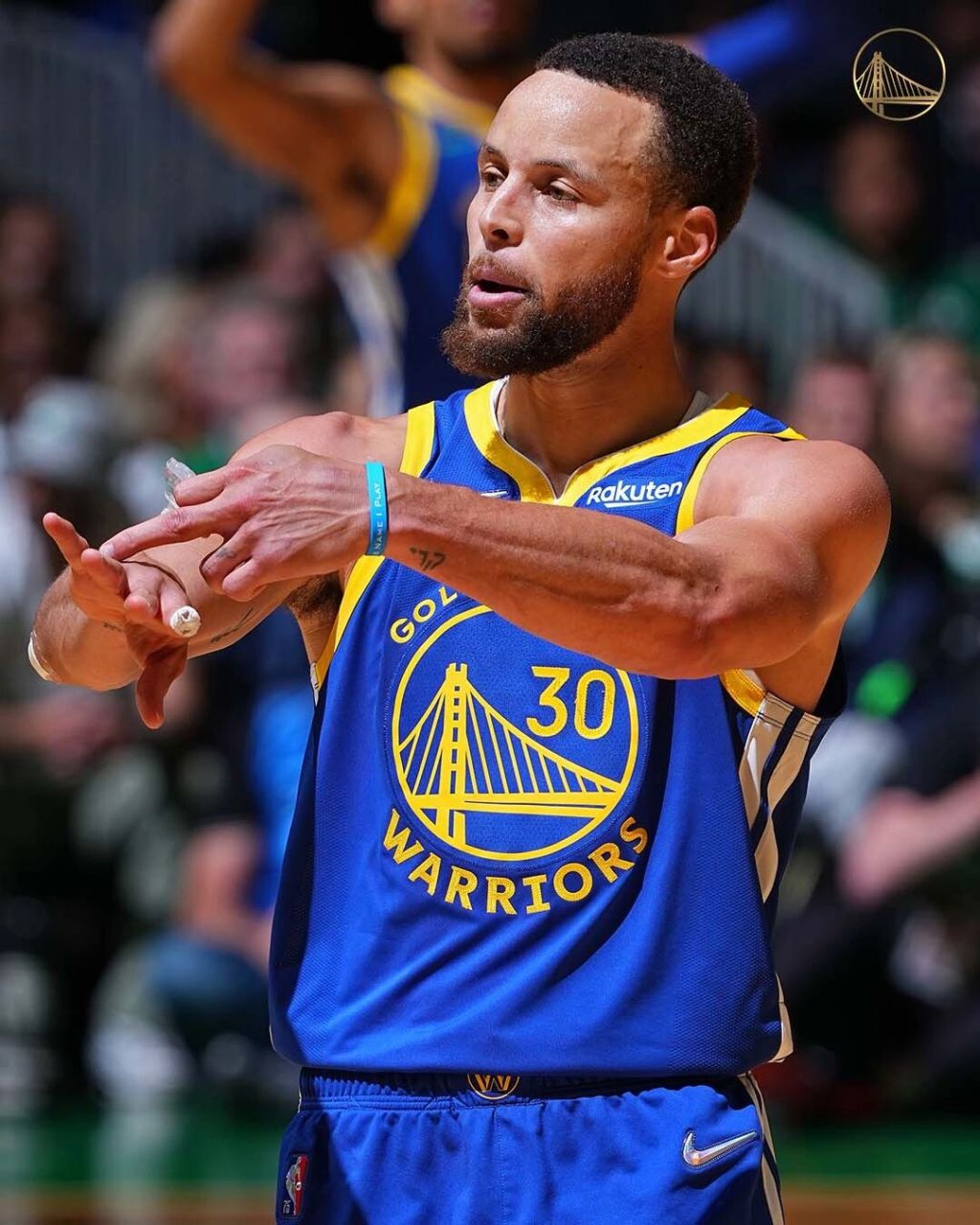 搬运丨22年总决赛里最喜欢的几张库里的照片 随着冠军游行的结束,也