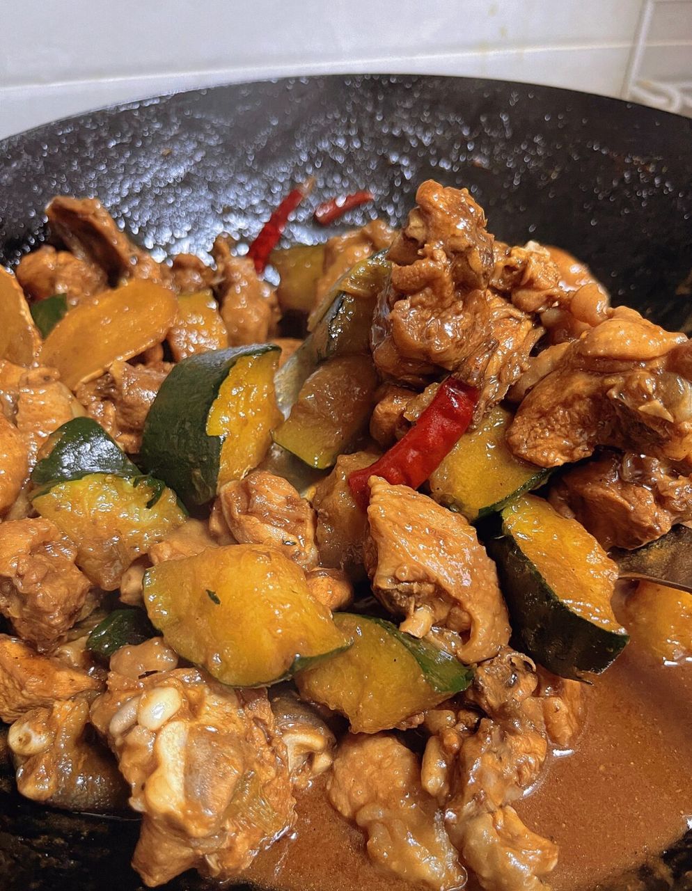 粉糯鲜香的南瓜炖鸡,软烂鲜香超好吃 软软糯糯的南瓜,裹满了鸡肉的鲜