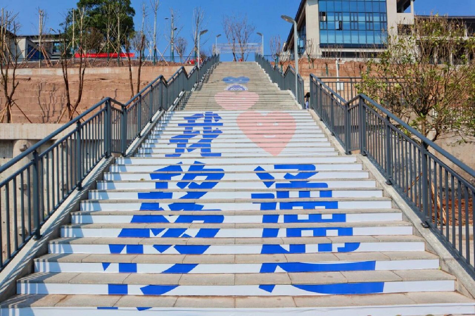 来自重庆移通学院(綦江校区)的学姐 大批同学即将面临高考,而高考之后