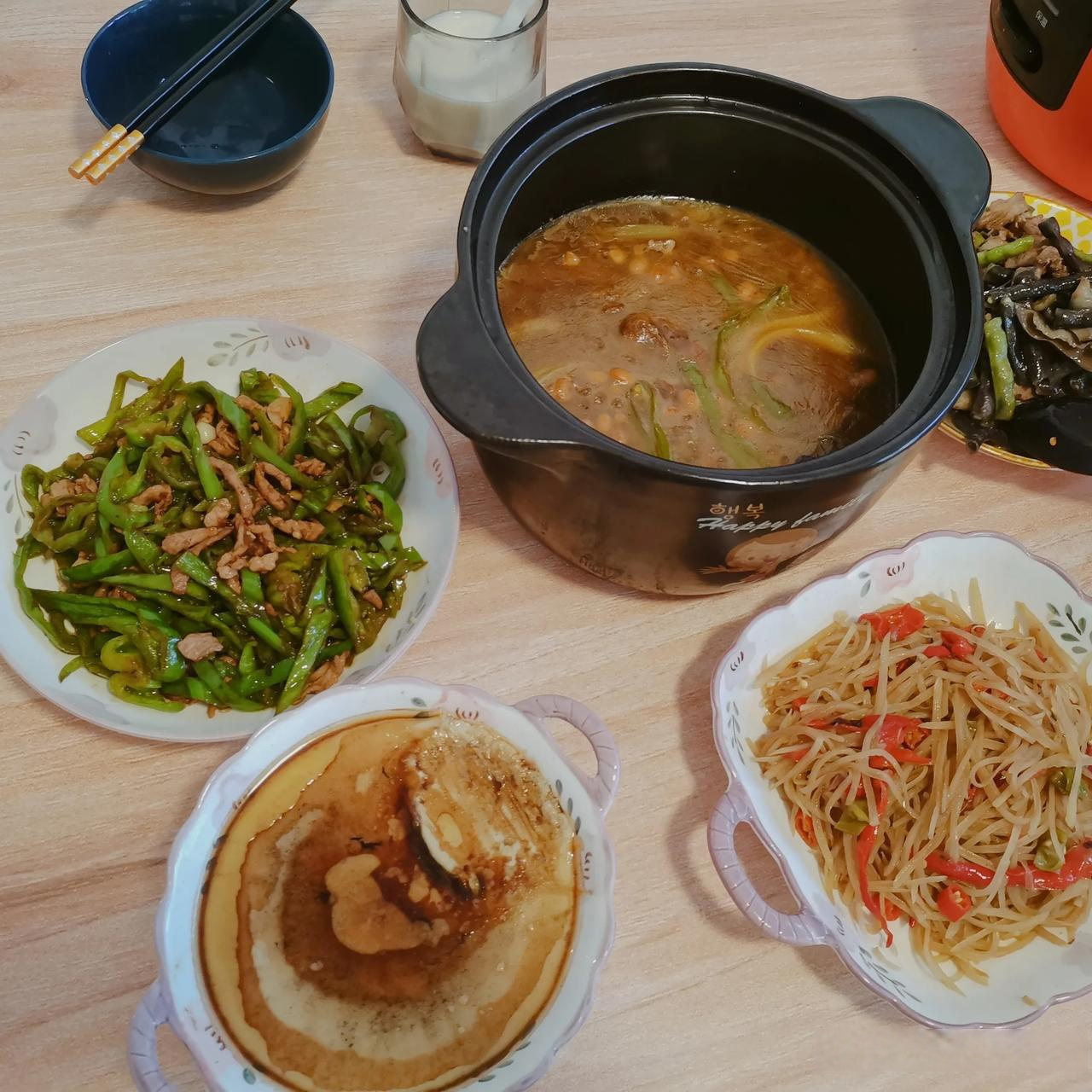 晚上好呀 今天的晚餐有点丰盛哦 图二的黄豆焖猪蹄,特别软糯鲜香 这个