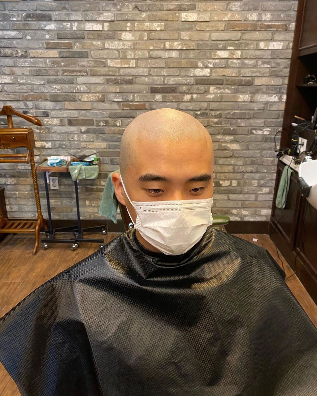 新鲜出炉的光头帅哥 好看吗?