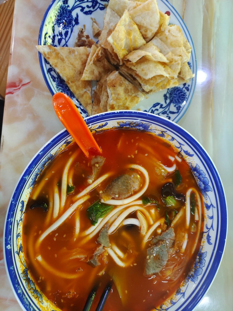 兰州拉面里的羊肉泡馍,味道还不错