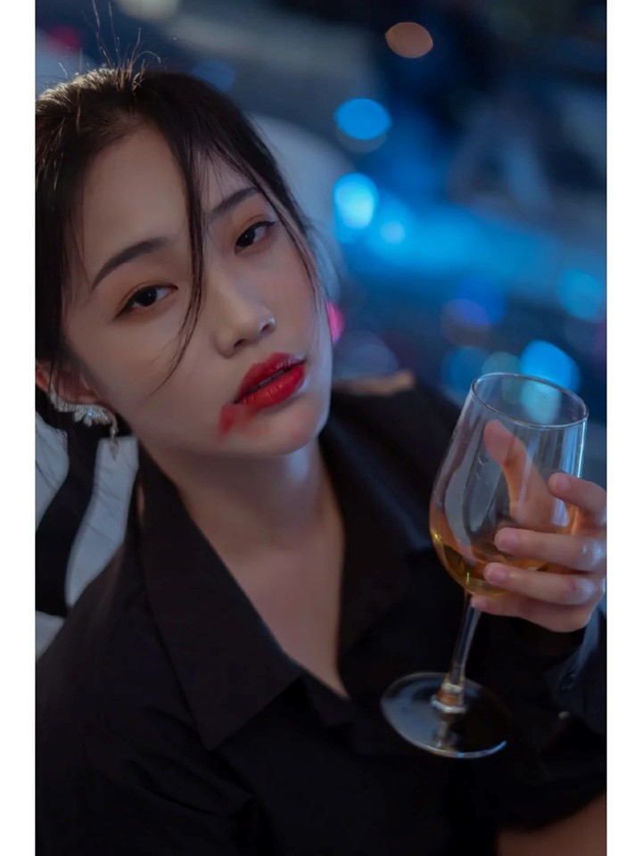 女人端起酒杯伤感图片图片