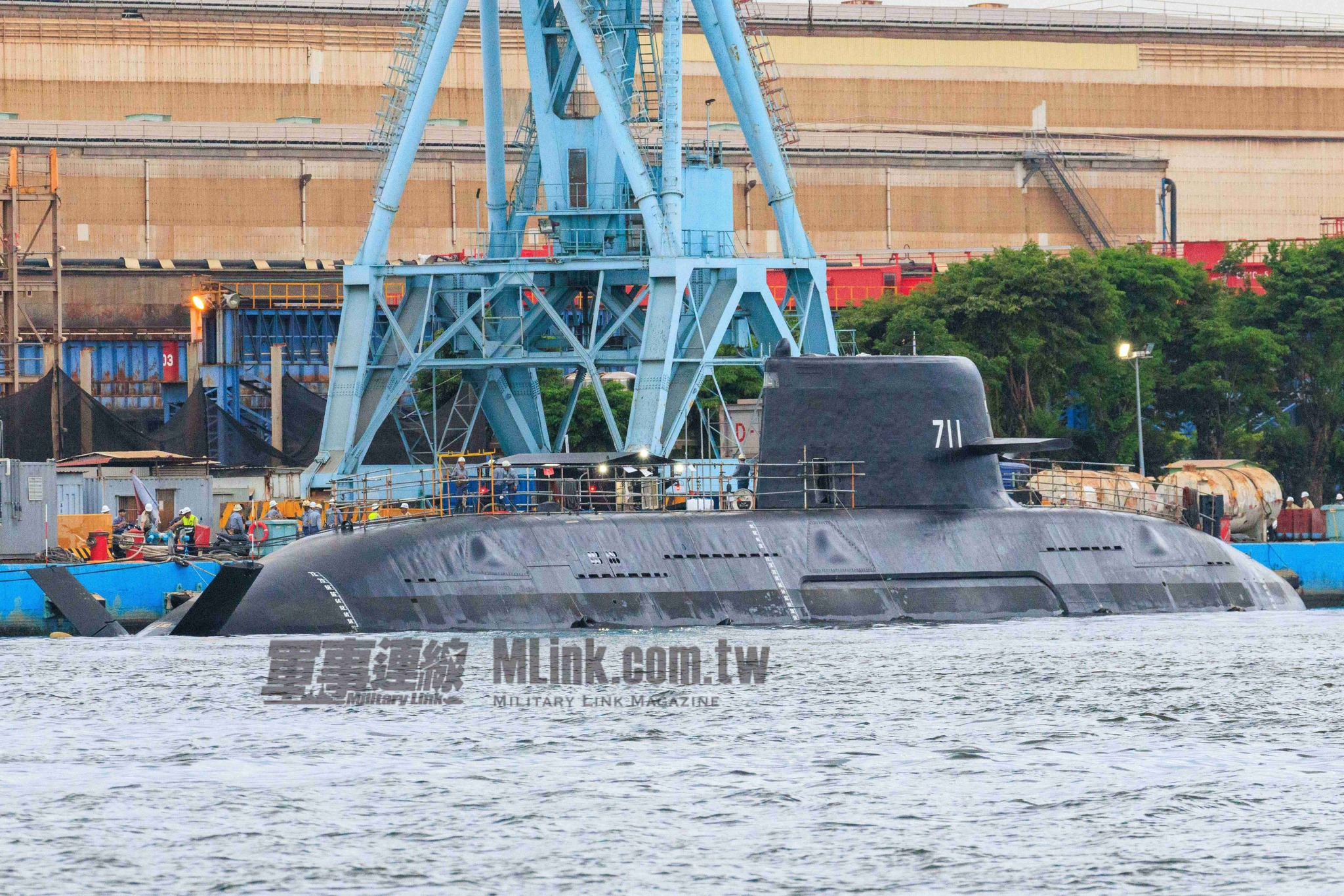 二次下水的台湾"海鲲"号潜艇