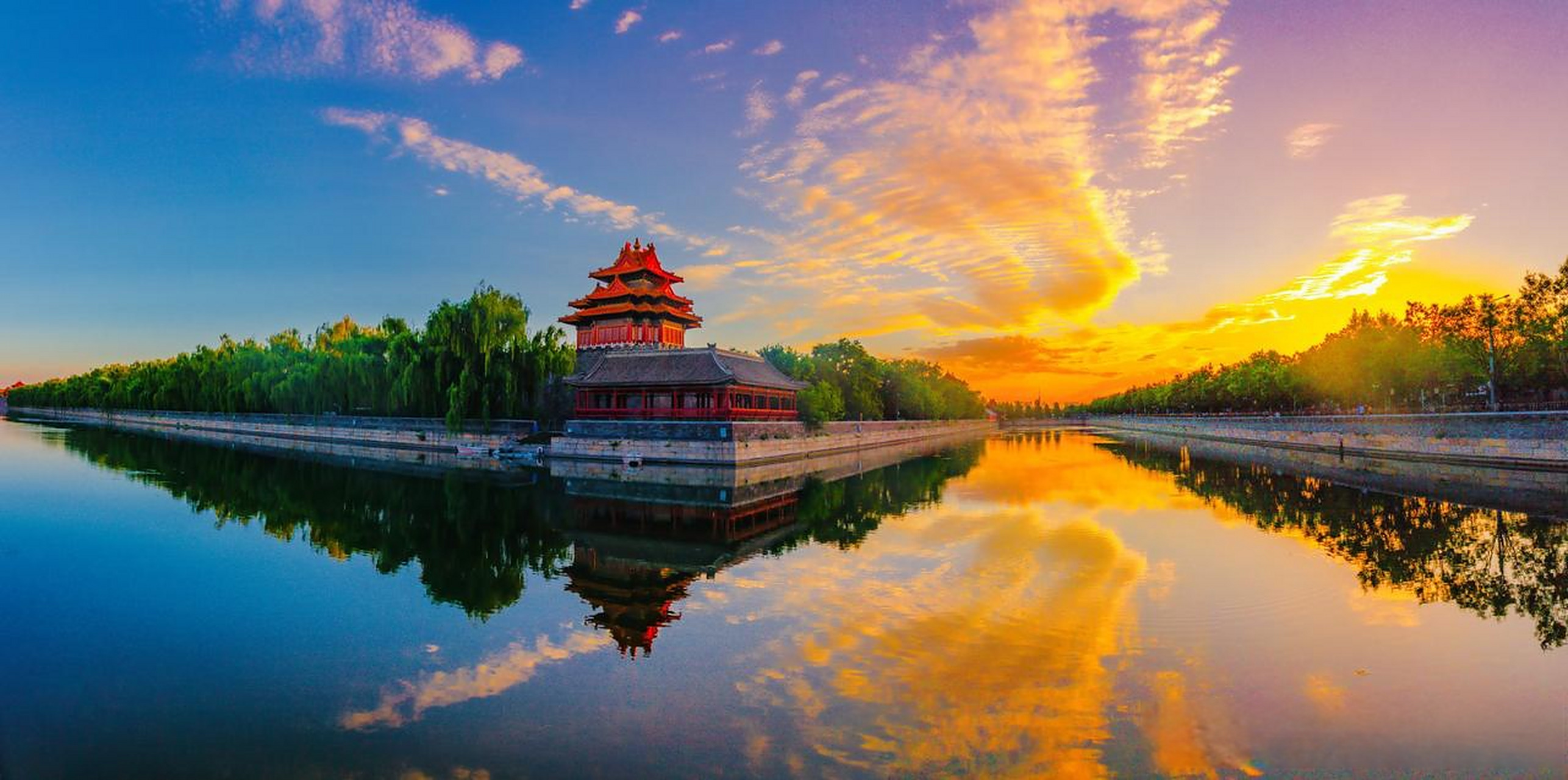 紫禁之巅 《角楼火凤凰》  故宫角楼凤凰翔, 龙脉圣地祥瑞降.