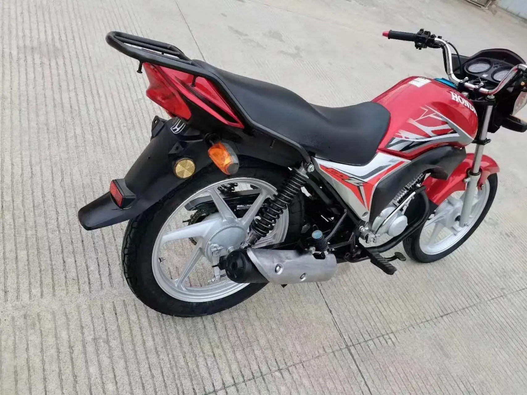 五羊本田锋朗125,发动机小蜜蜂,动力十足,省油利器.