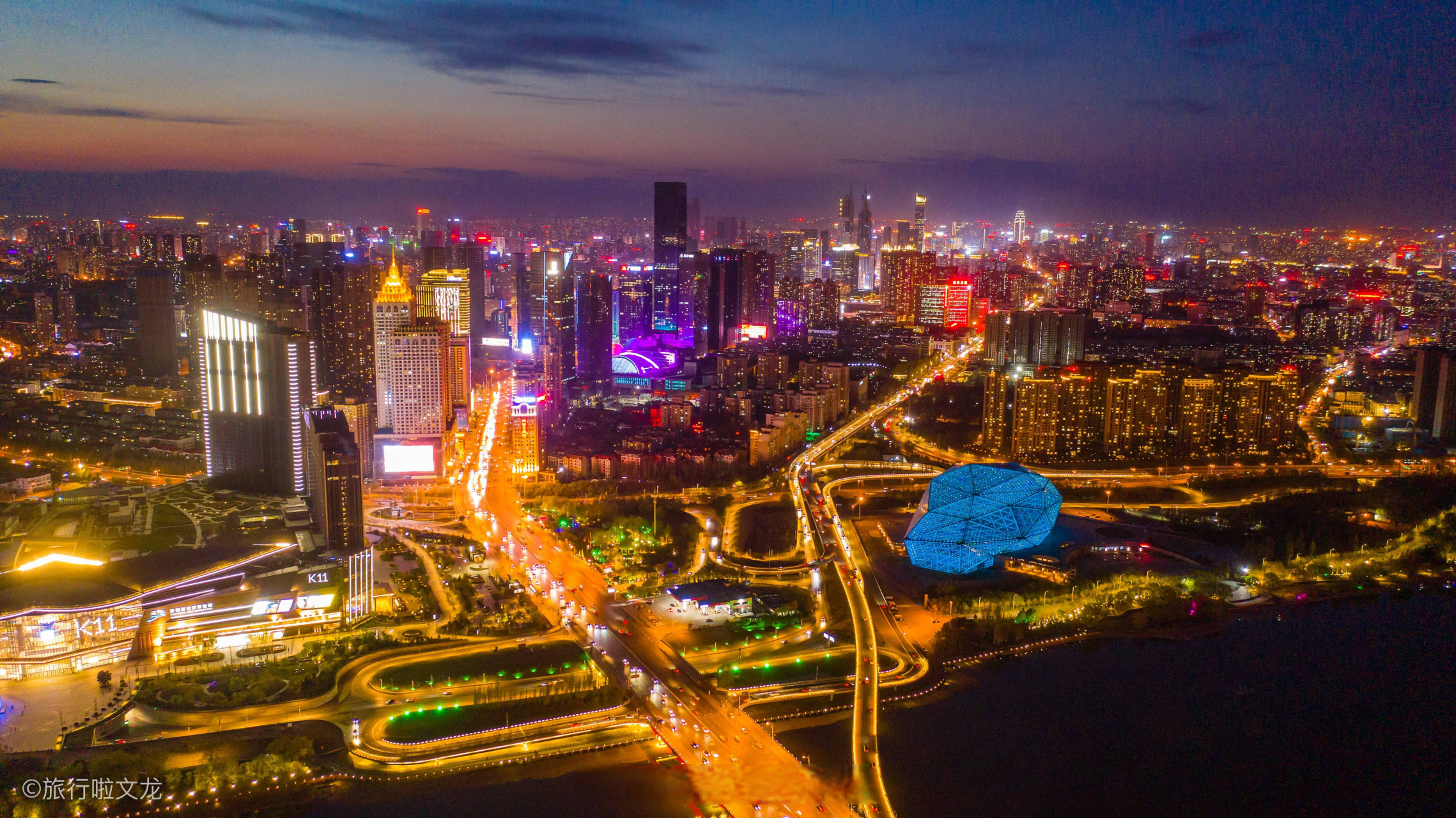 沈阳的夜景以其灯火辉煌和历史遗存为特色,让人仿佛置身于一个令人