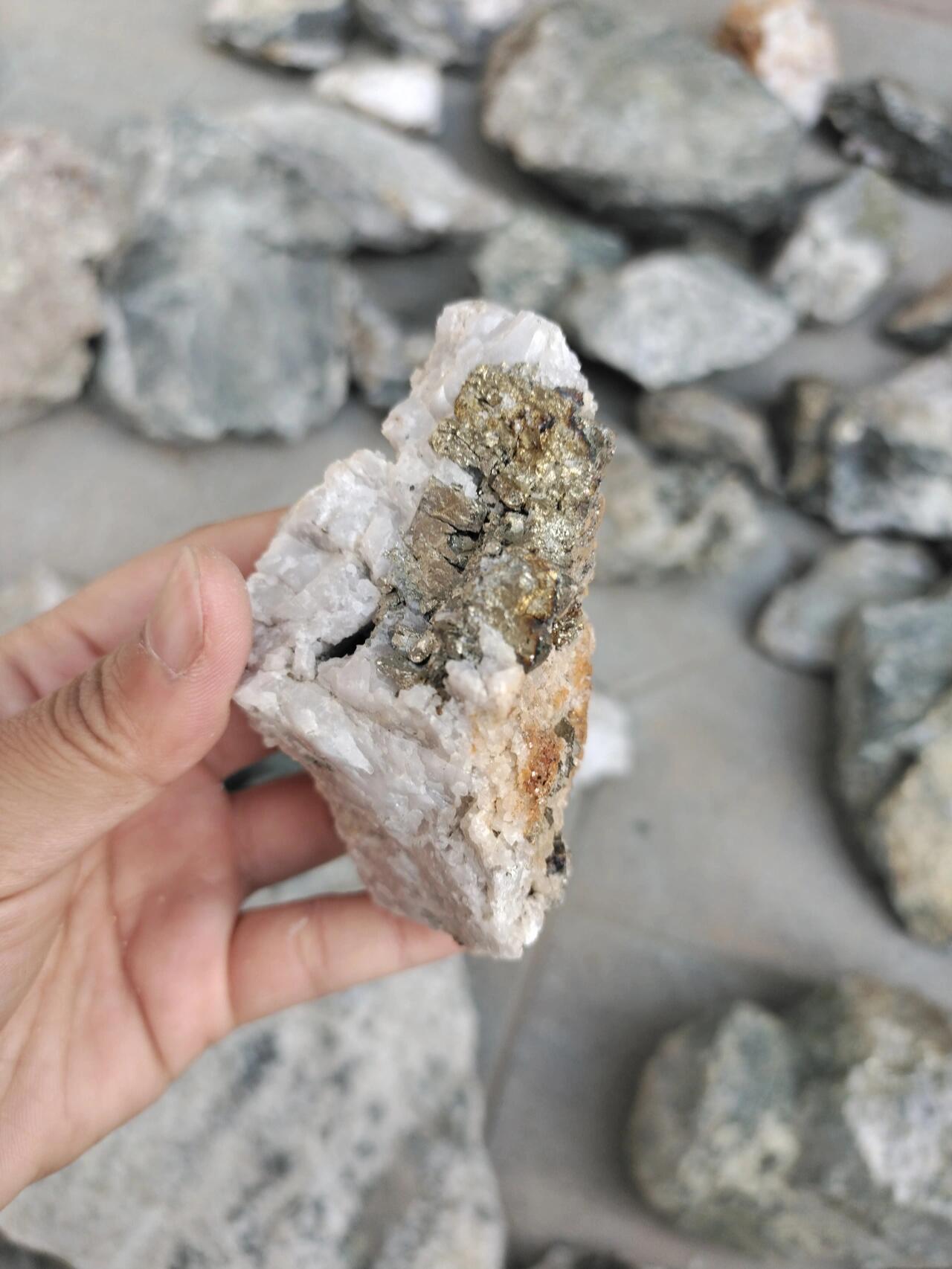 金矿石原石图片