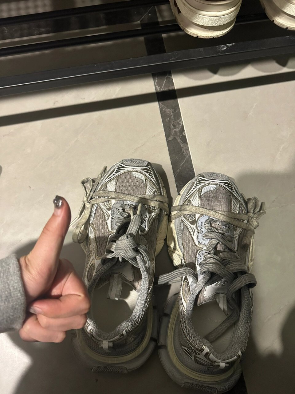 巴黎世家3xl鞋带丢了怎么办  俺的鞋带在香港走着走着就断了 然后在t