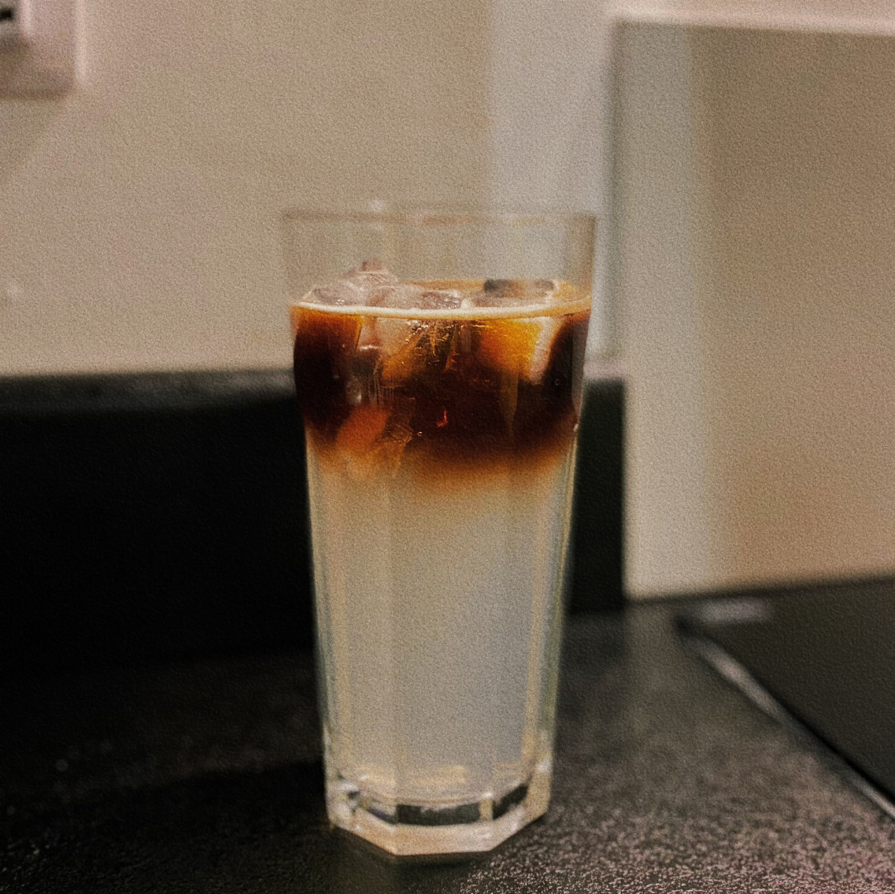 9297饮品分享|汤力冰美式 第一次喝是在家附近的一个咖啡店,还是