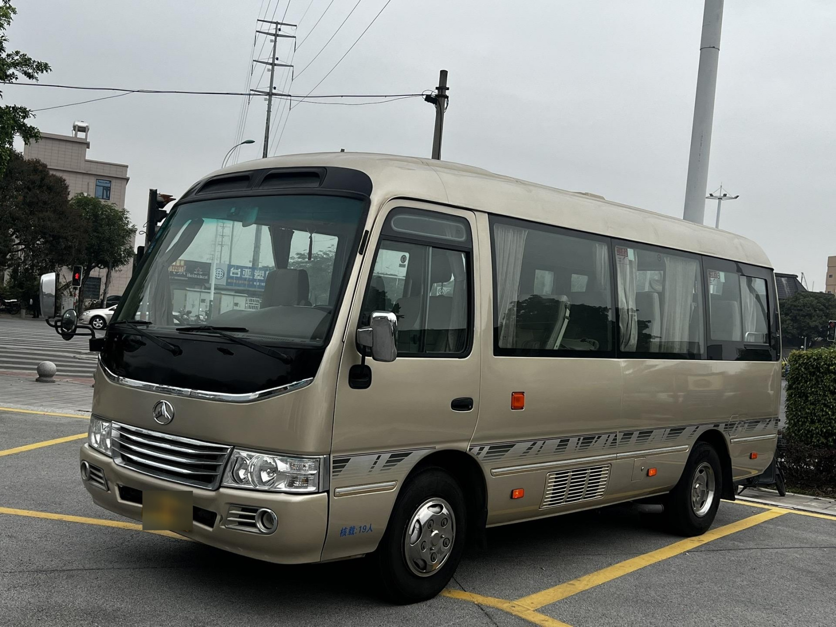 江铃晶马中巴客车,车长5米99,柴油2.8t,19座