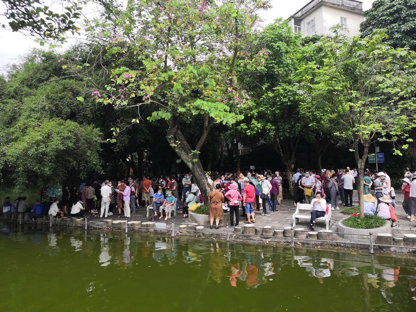 真是可憐天下父母心,南湖公園相親角一大早就擠滿了一堆操碎了心的