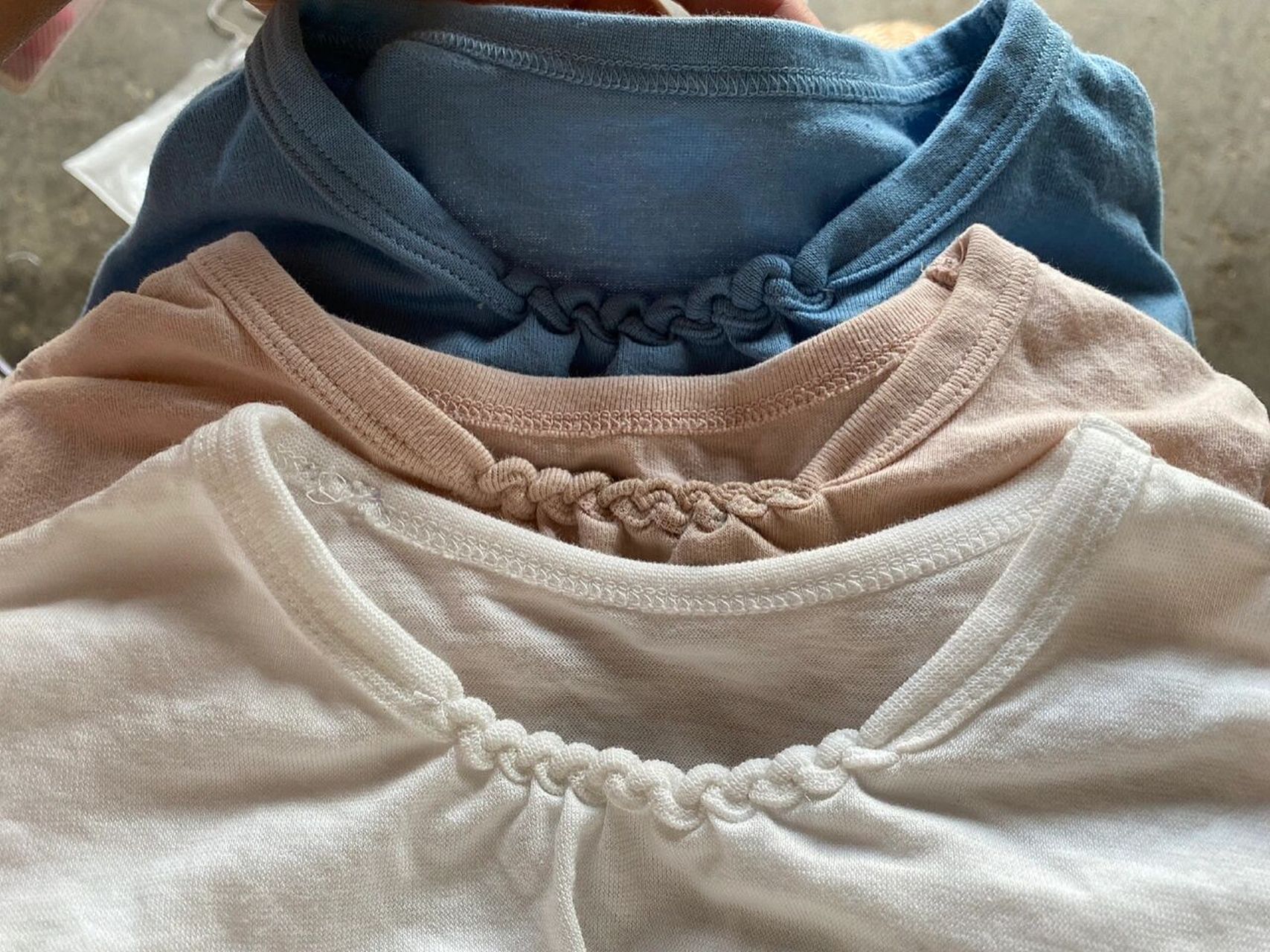 缩小领口的解决方案 娃儿的好多夏天衣服都领口太大,从网上找了几个