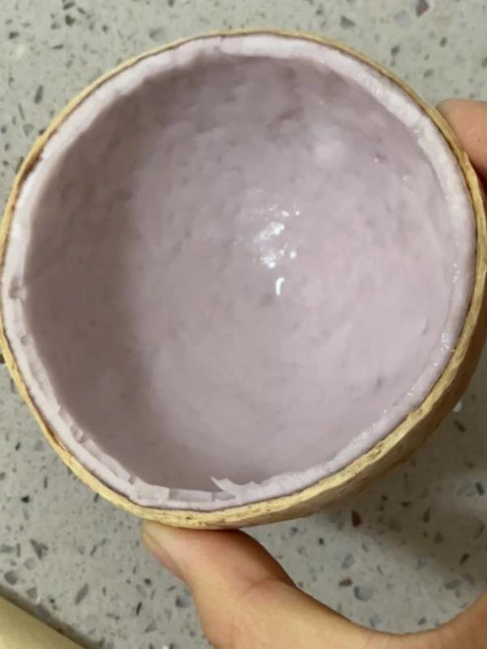 椰子肉刚打开就有点发粉色 椰子肉刚打开就有点发粉色,味道没有问题