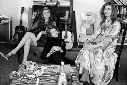 留着长头发前卫打扮的大卫鲍伊