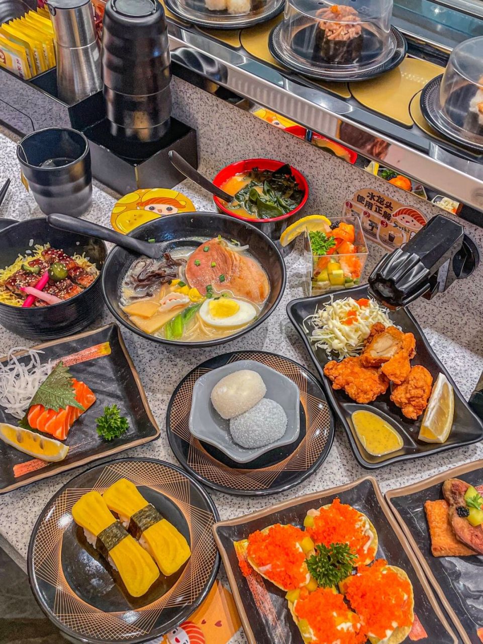 04旋转寿司,我只吃小火车送来的!