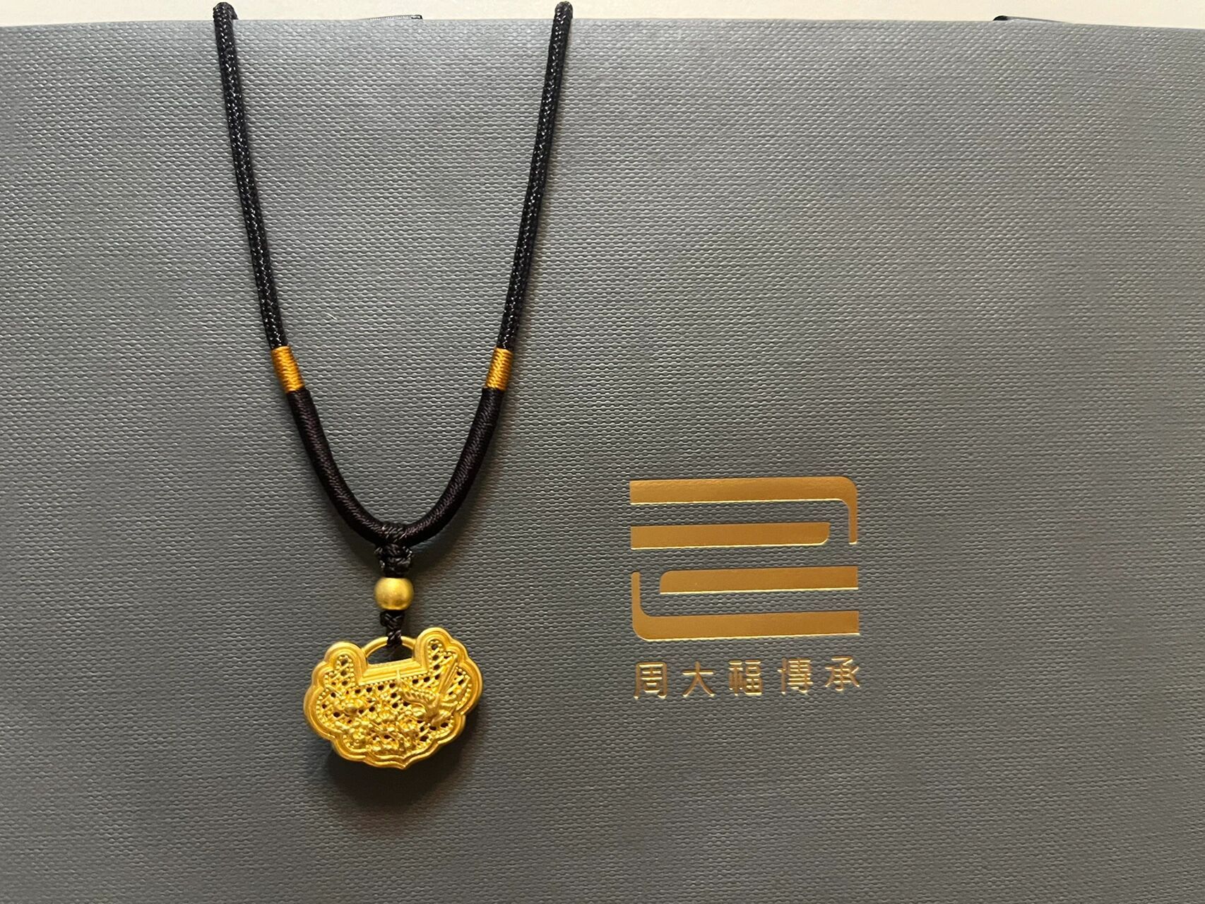 周大福喜上眉梢锁包编绳改造 看上周大福这款传承锁包,蹲了好久终于蹲