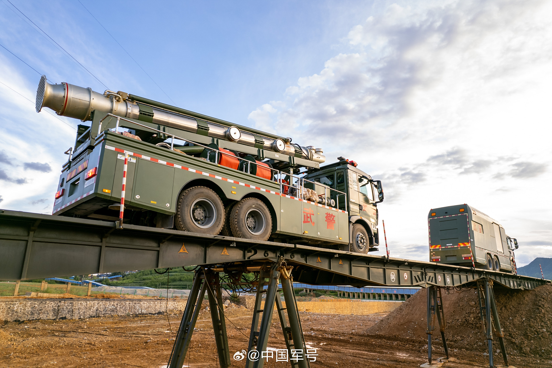 带你看"开路先锋"如何遇水架桥】近日,武警第二机动总队某支队在野外