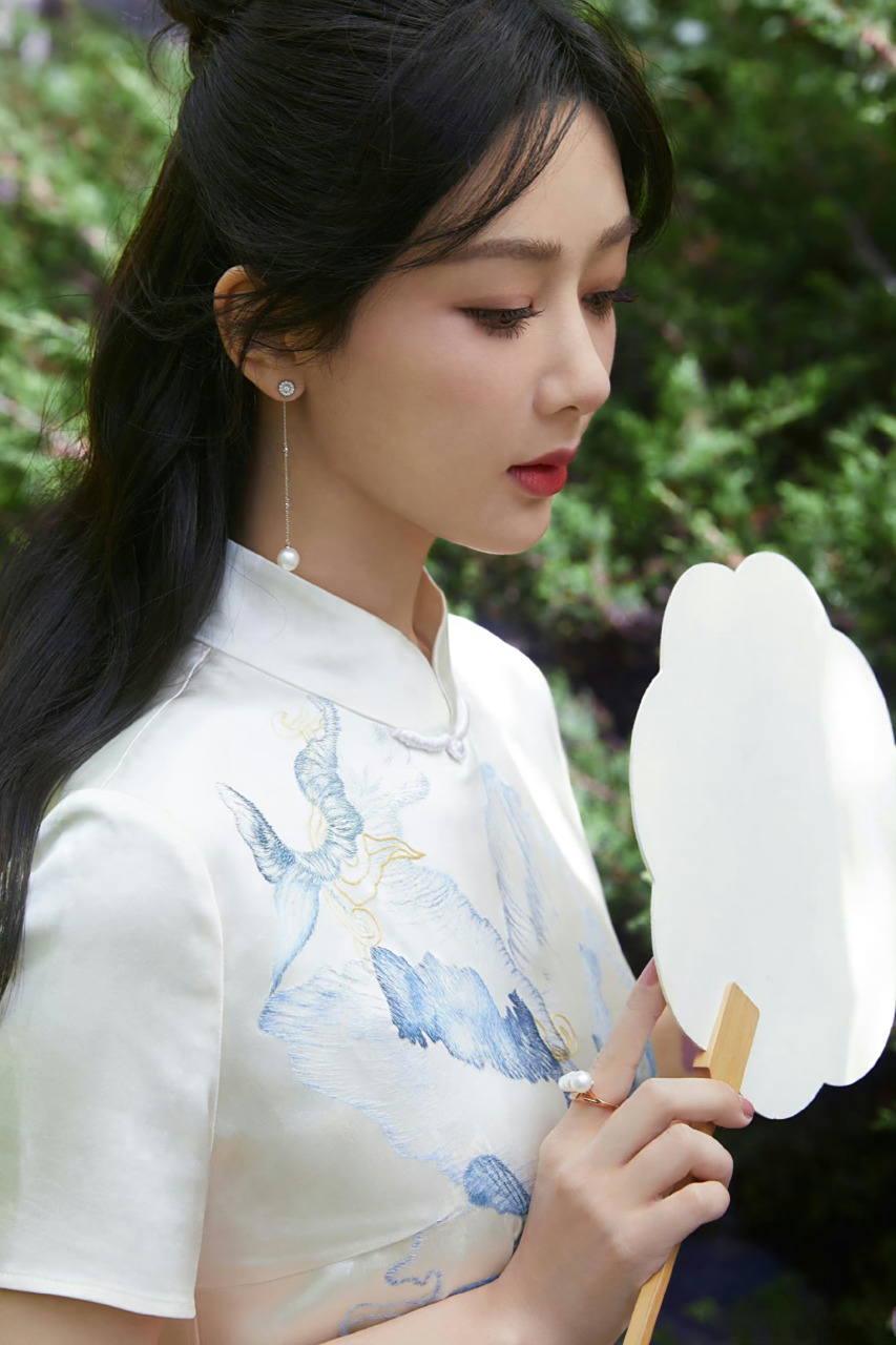 杨紫古风撑伞照96尽显东方韵味~ 清新淡雅又温柔的气质,我好i这样的