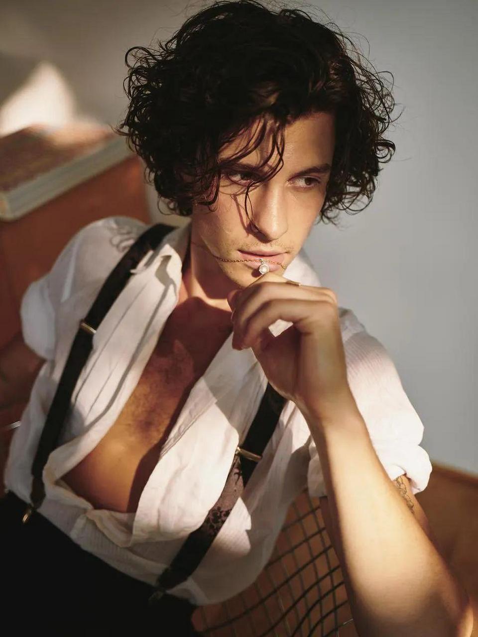 最近,24岁的加拿大小鲜肉 shawn mendes(肖恩·门德斯)头发又长了,而