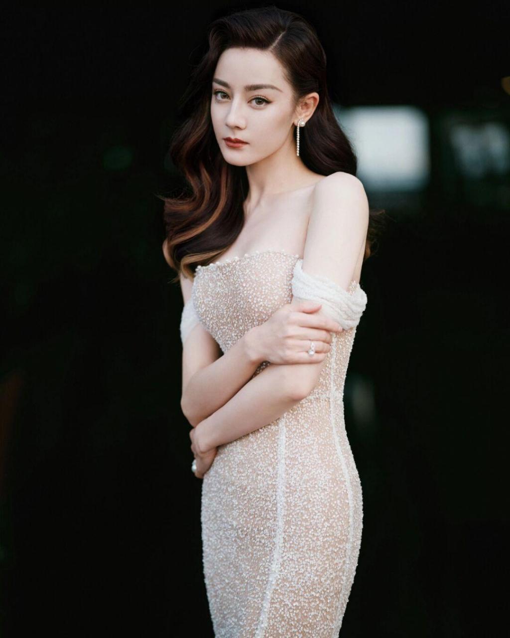 迪丽热巴不愧是人间尤物,香槟色礼服华丽精致,贵气典雅 热巴这颜值和