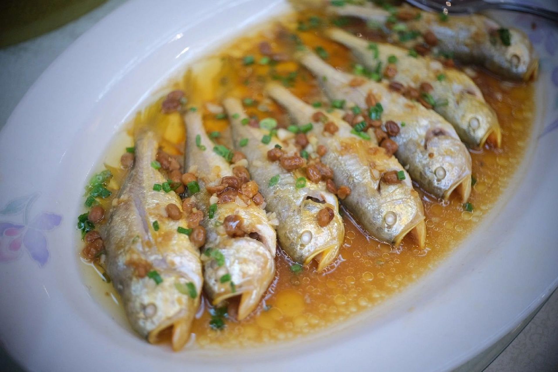 黄皮头,又有人称为"黄眉头",还有个名字叫狮子鱼,一是说它头圆如同