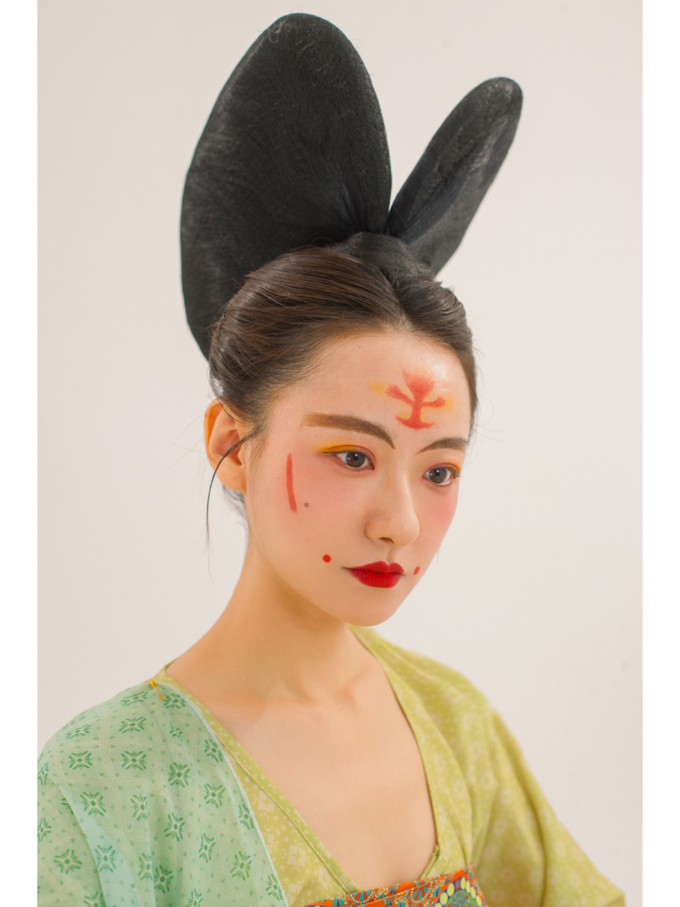 复原汉服发型|唐·武周|惊鸿髻 惊鸿髻流行于武周至唐中宗时期,由唐