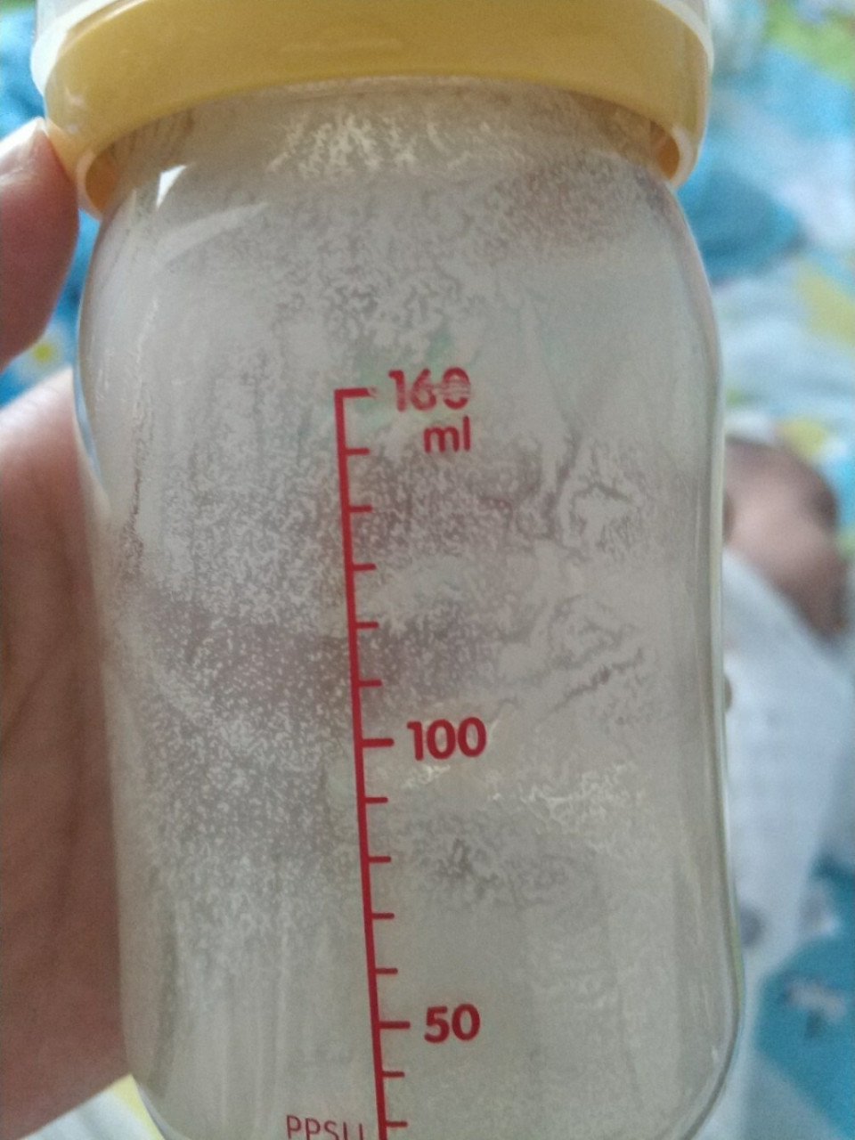 奶粉冲泡后有白色颗粒物质 爱他美白金德版,有没有宝妈遇到过冲开是