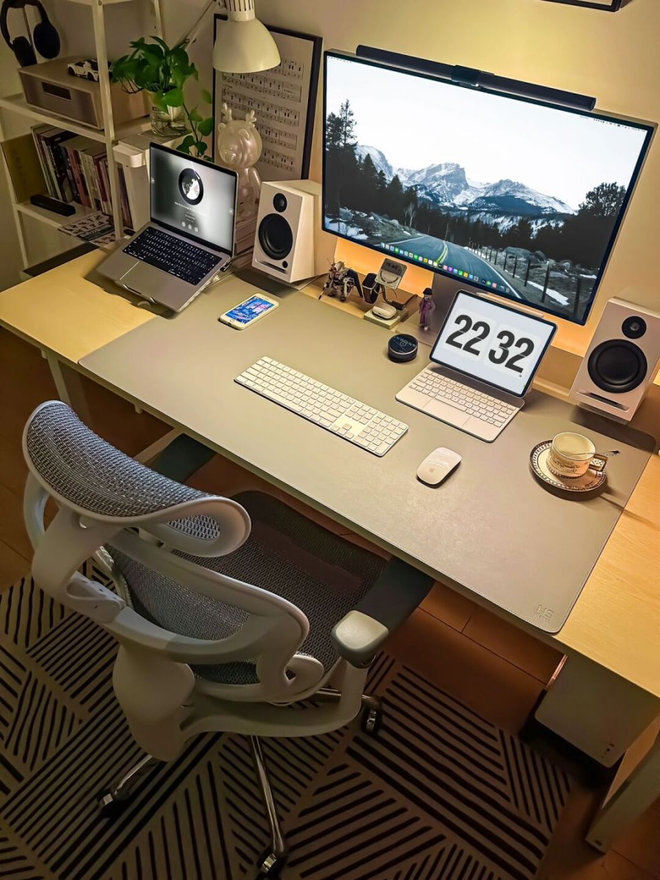 居家办公已是一种常态,一种生活方式,简洁的书桌可以让我们更好的沉浸