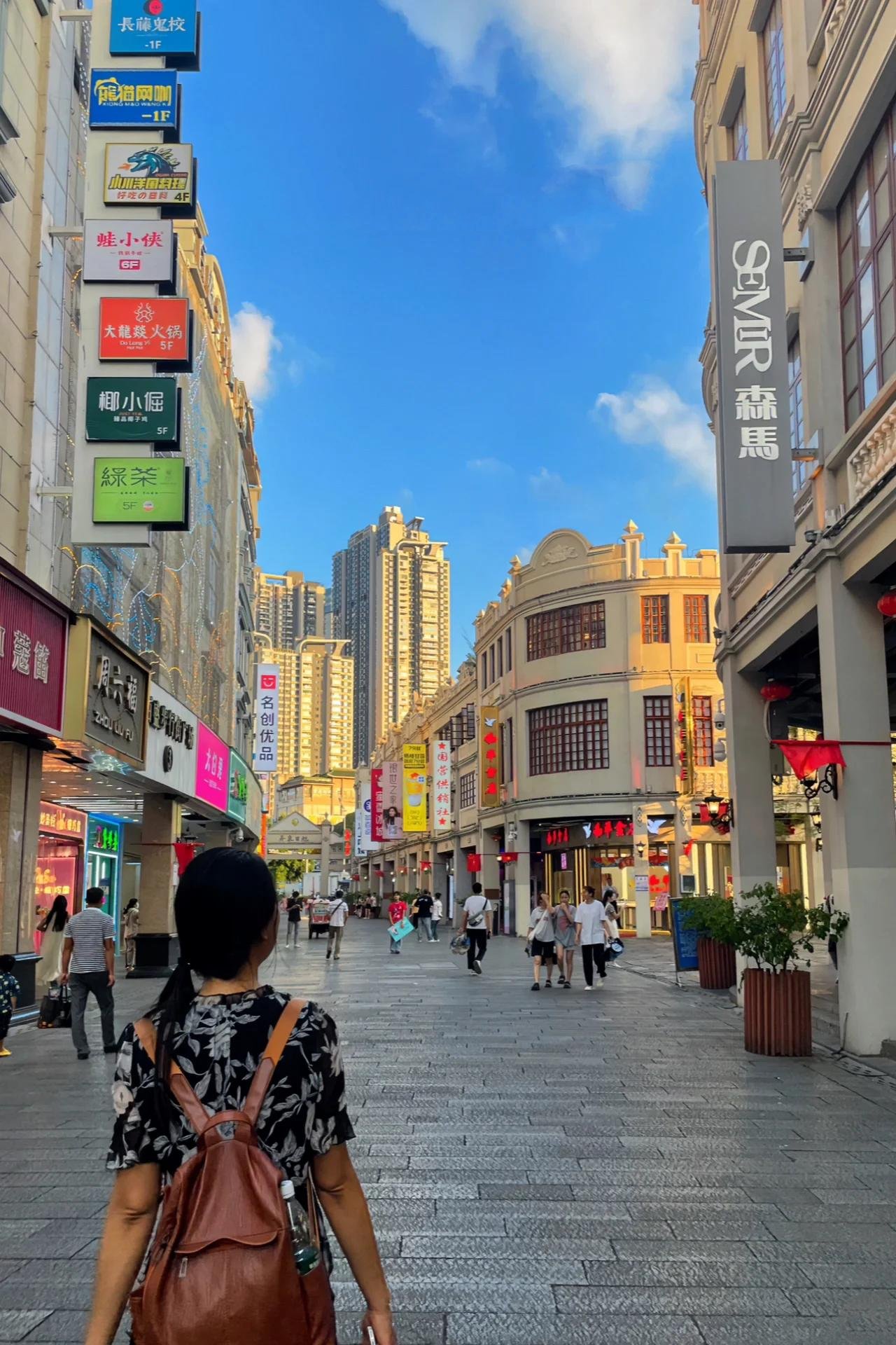 南宁最繁华的老街区 南宁兴宁区朝阳街区 是南宁最老的商业中心 虽然