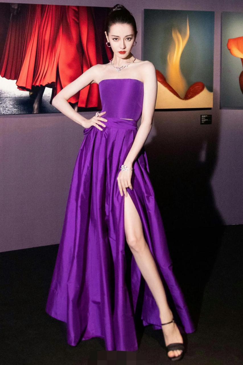 迪丽热巴一袭紫色礼服高贵优雅,身材比例太好了,传说中的九头身美女.