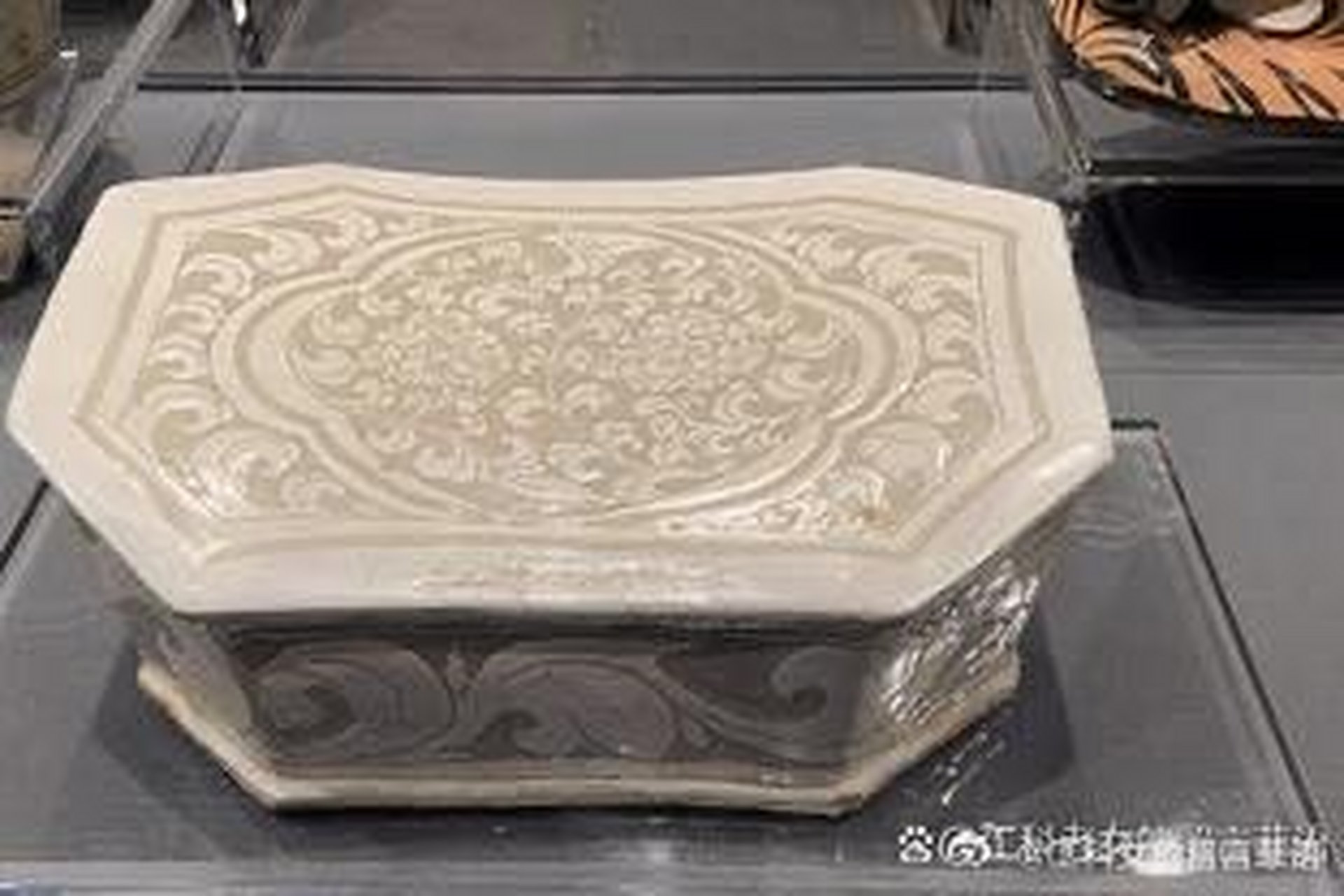 宋代 磁州窑白釉剔花花卉纹八方枕.