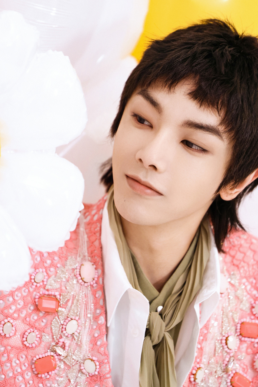 华晨宇超话98#祝华晨宇0207生日快乐#  星移斗转,音符谱动,用热爱